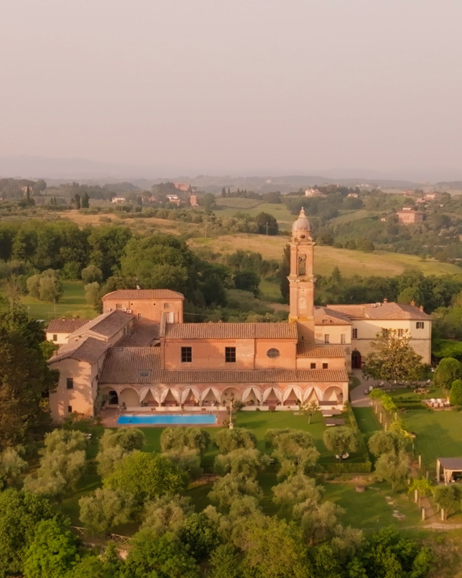 Chiostro storico di un relais ricavato da un'antica certosa